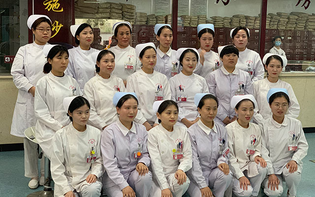 【5.12护士节】华体会体育(中国)HTH·官方网站举办茶话会白衣天使受表彰(图1)