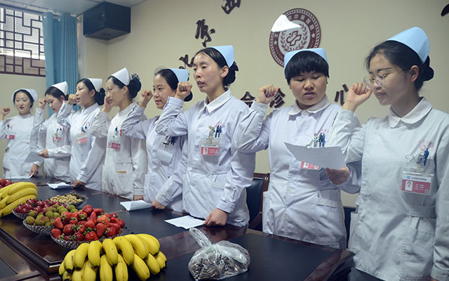 【5.12护士节】华体会体育(中国)HTH·官方网站举办茶话会白衣天使受表彰(图3)