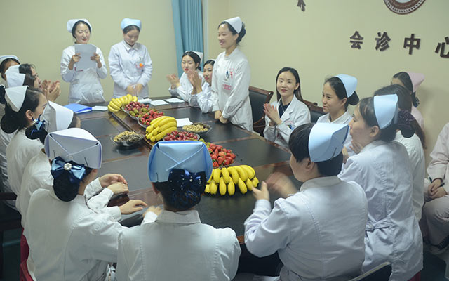 【5.12护士节】华体会体育(中国)HTH·官方网站举办茶话会白衣天使受表彰(图5)