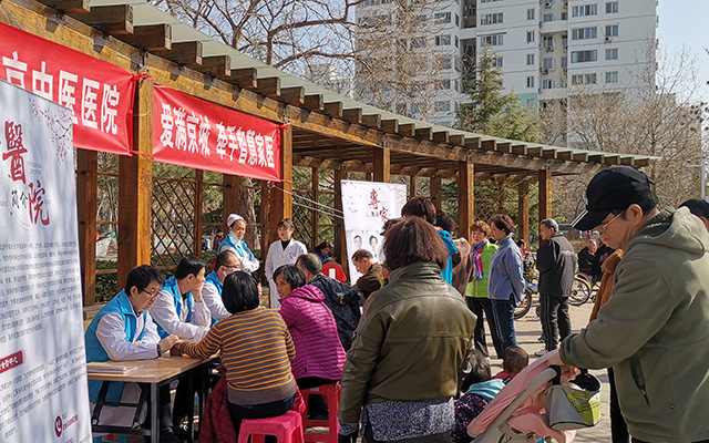 【学雷锋日】华体会体育(中国)HTH·官方网站举办“爱满京城，牵手智慧家医”志愿服务活动(图2)
