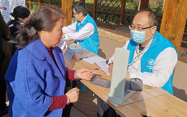 【学雷锋日】华体会体育(中国)HTH·官方网站举办“爱满京城，牵手智慧家医”志愿服务活动(图5)